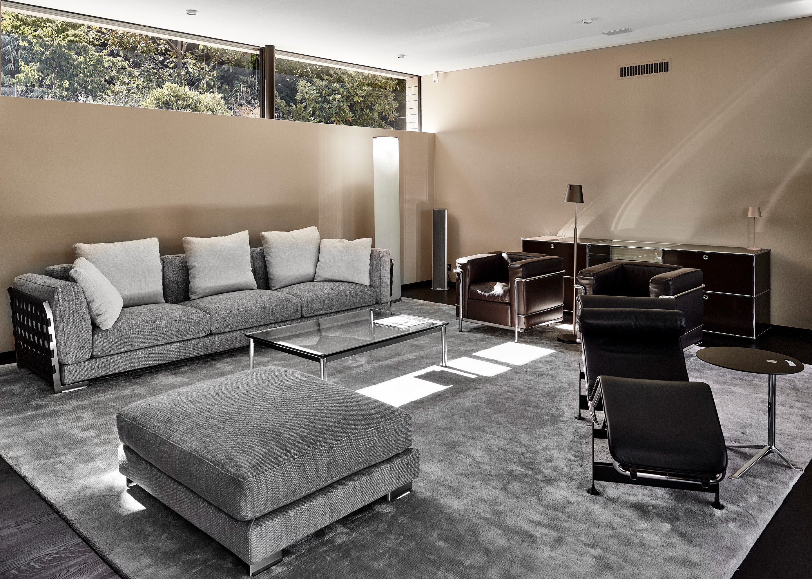 Möbelkomposition mit Sofa, Sesseln und Sideboard