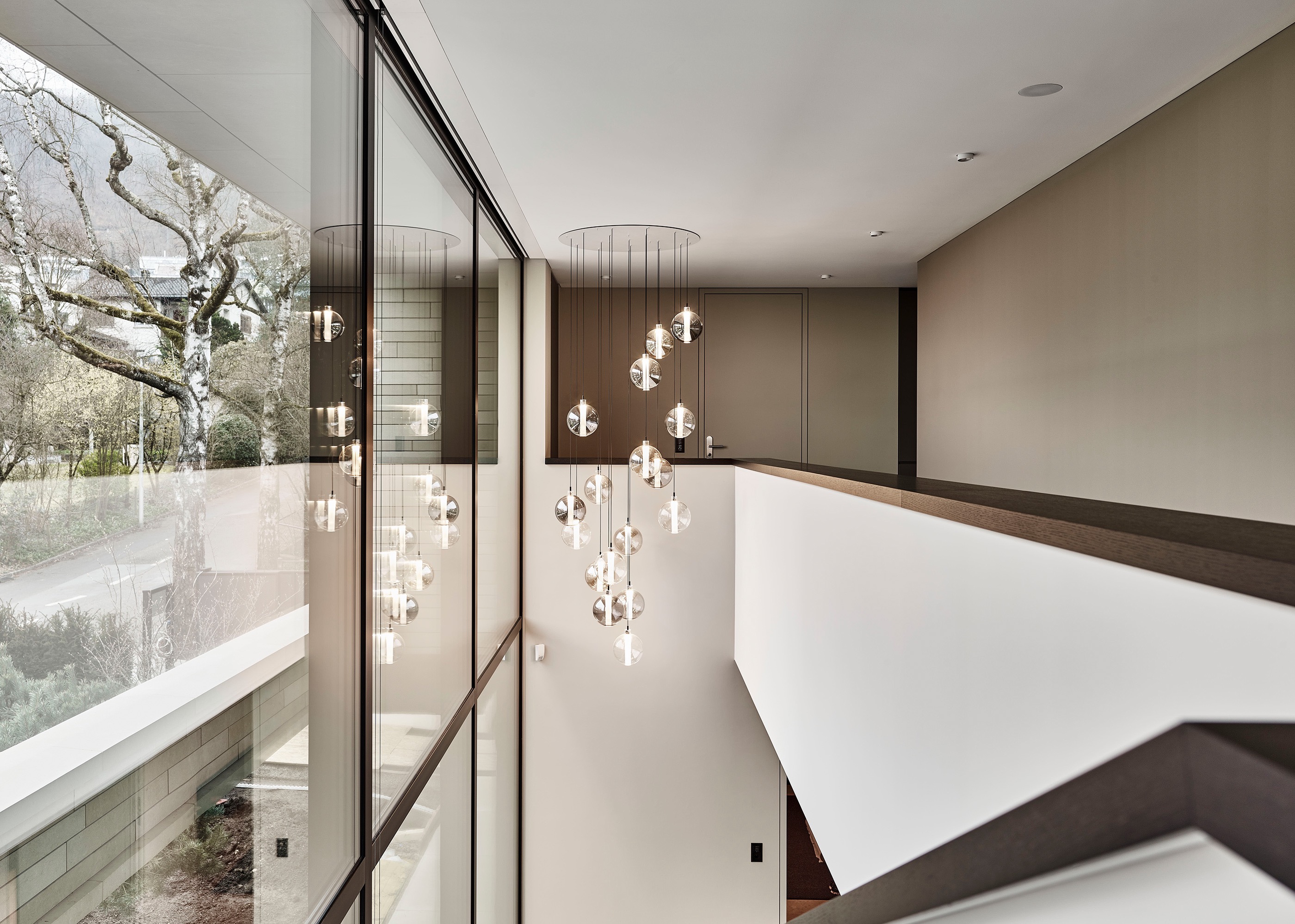 Galerie mit Lichtinstallation und Glasfassade