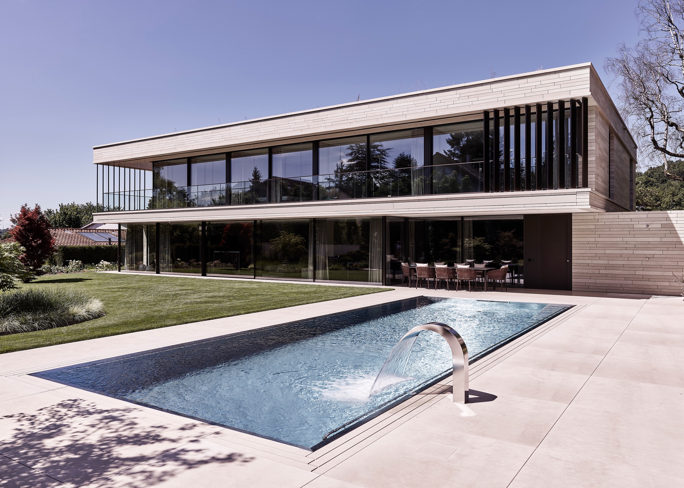 Wohnhaus am Tag mit Pool und Terrasse